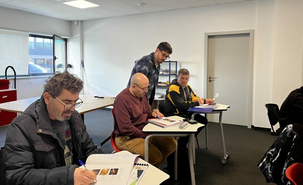 Professeur de formation en FLE pratiquant des jeux oraux et textes à la Régie des Ecrivains, entreprise d'insertion profesionnelle